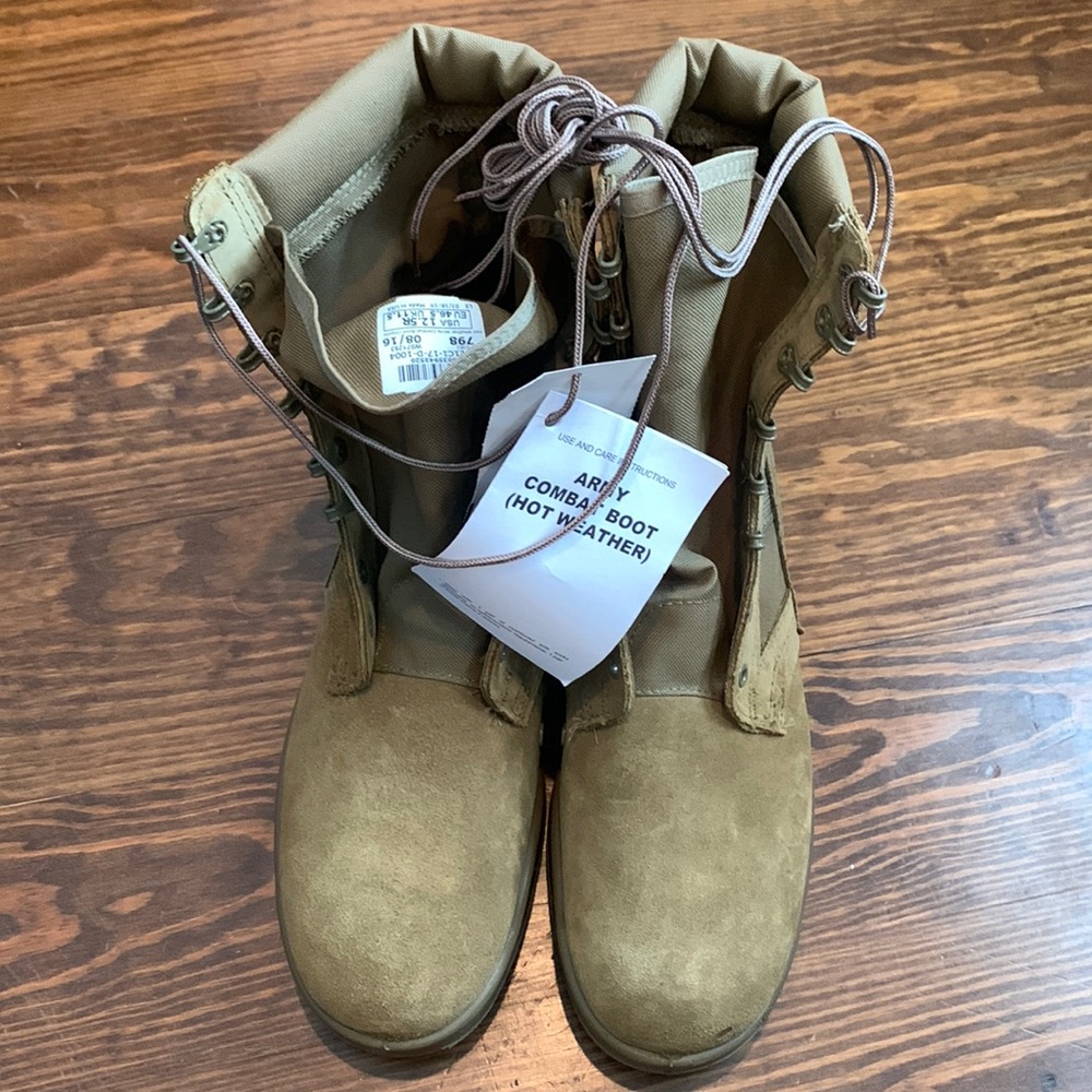 Army Hot Weather Combat Boot. NWT Mens Size 12.5R. Vibram sole. Coyote tan.